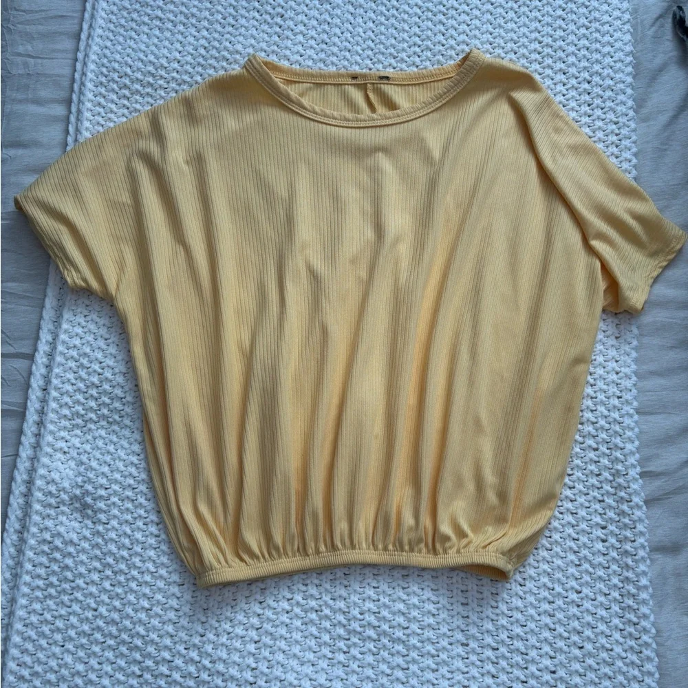 NWOT Yellow Ribbed Short Sleeve with Cinching at Bottom - Picture 1 of 3